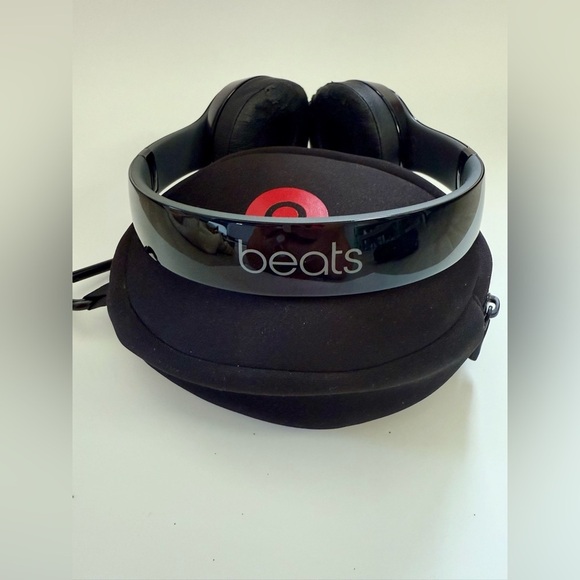 Beats‎ by Dr. Dre Solo On Ear Headphones Siren Red Black - Picture 2 of 11